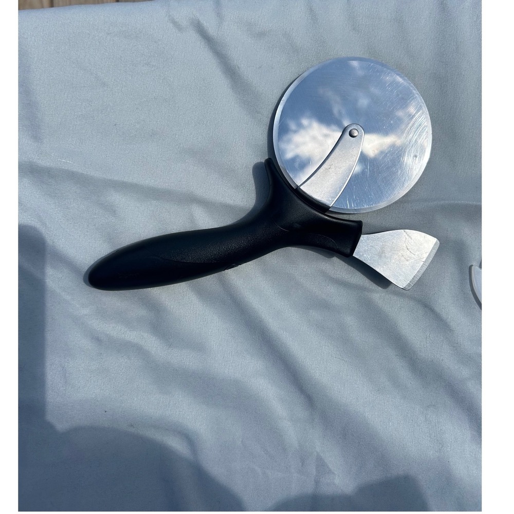 Pampered Chef Pizza Cutter Wheel with Crust Cutter Black Handle & Blade Guard